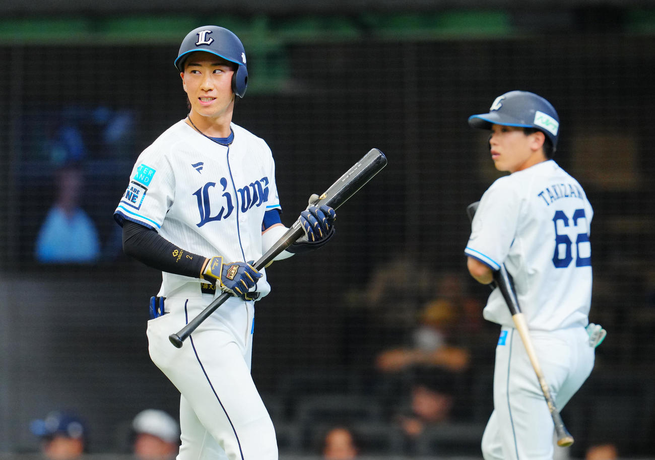 西武対ソフトバンク　1回裏西武無死、空振り三振に倒れ悔しげな表情の斎藤（左）（撮影・垰建太）