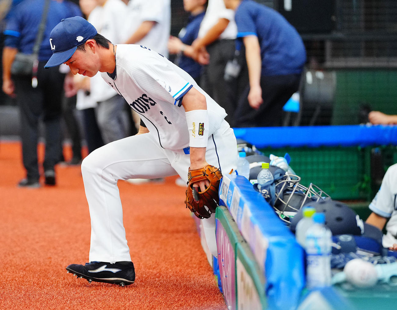 西武対ソフトバンク　試合前、ベンチから守備位置へ駆け出す西武斎藤（撮影・垰建太）