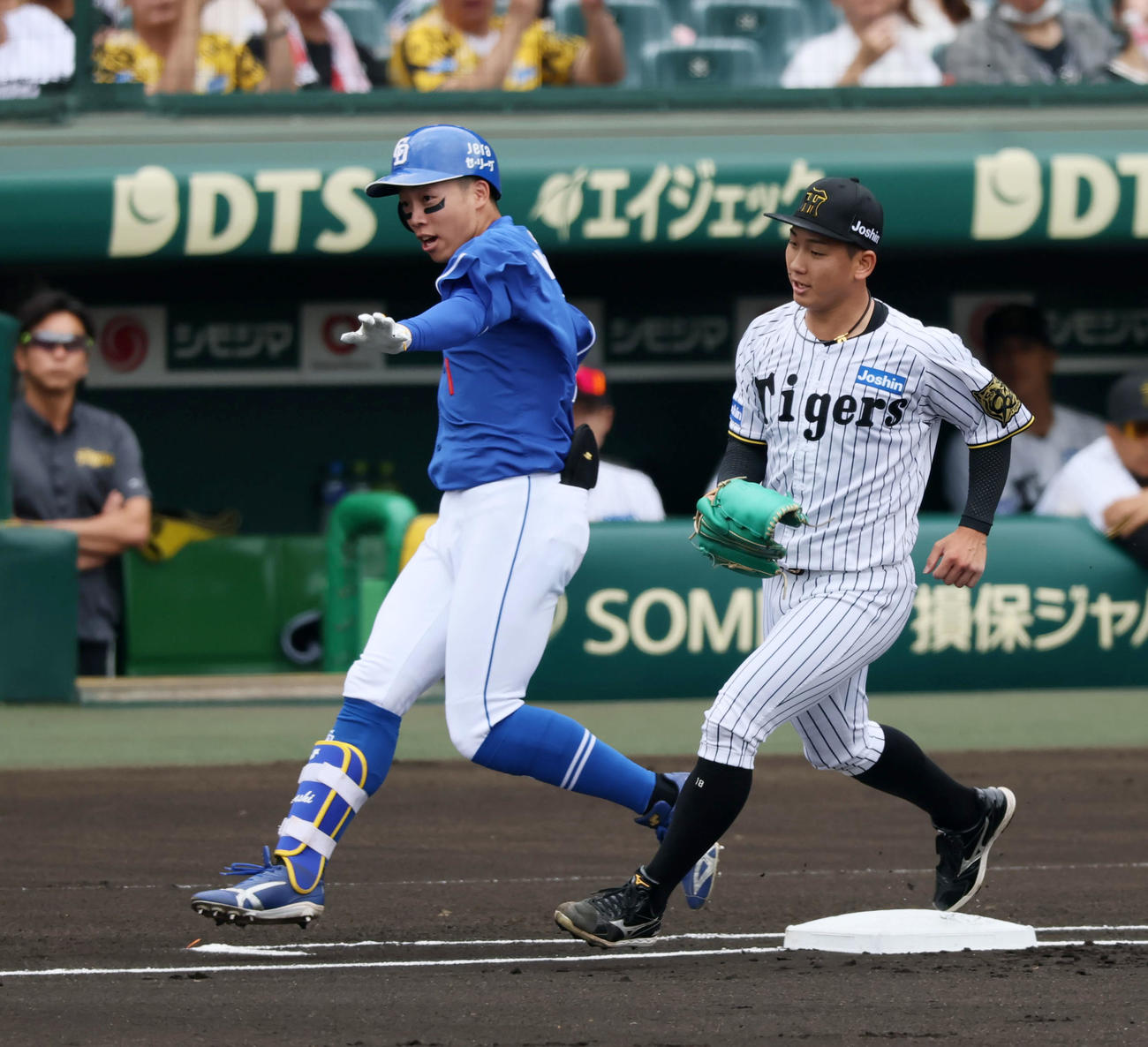 阪神対中日　1回表中日無死、岡林は内野安打で出塁。右はカバーに入る投手伊原（撮影・加藤哉）