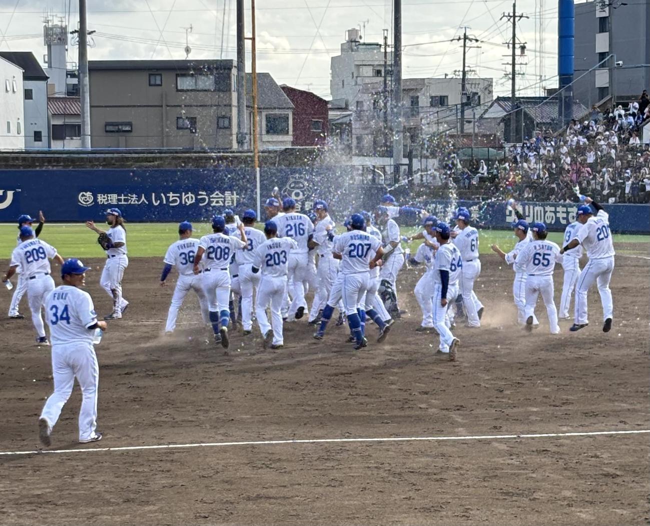 ウエスタンリーグ優勝を決めた中日2軍は歓喜に沸く