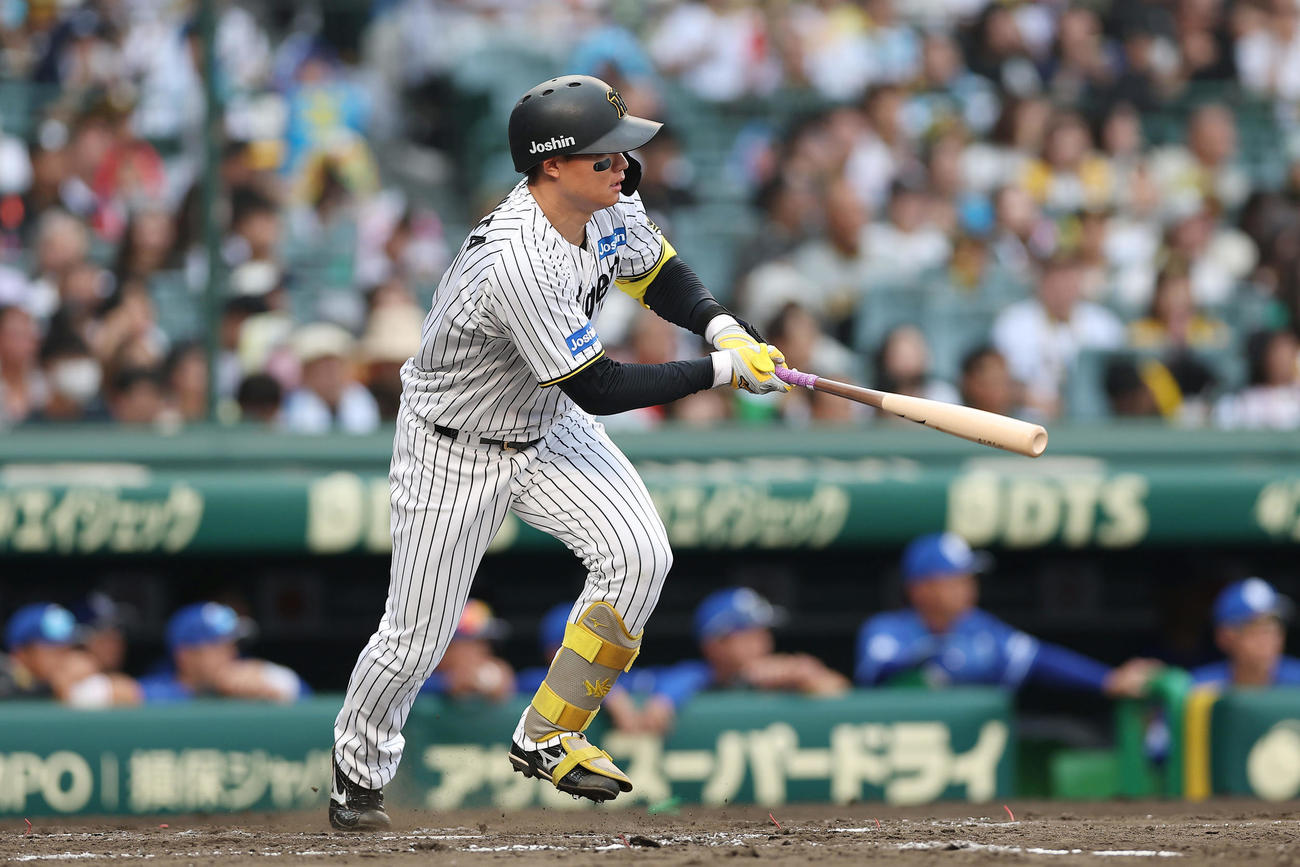 阪神対中日　3回裏阪神1死、中前打を放つ森下（撮影・前田充）