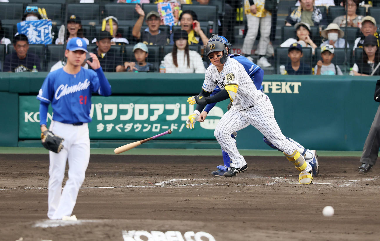 阪神対中日　3回裏阪神1死、森下は中前打を放つ。投手金丸（撮影・加藤哉）