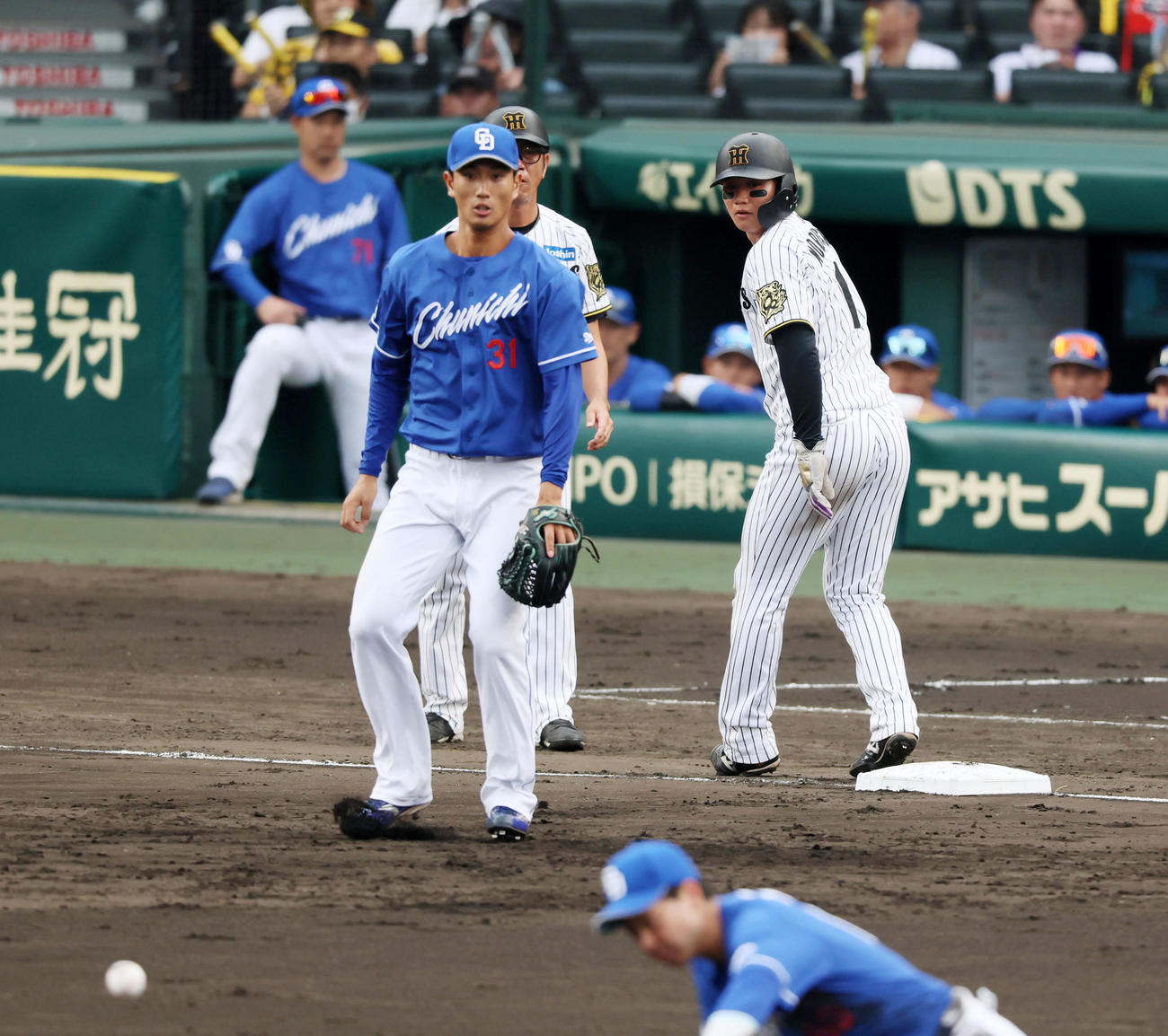 阪神対中日　5回裏阪神2死一塁、佐藤輝の左前打で三塁へ進塁し返球を見た一走森下は本塁に生還する（撮影・加藤哉）