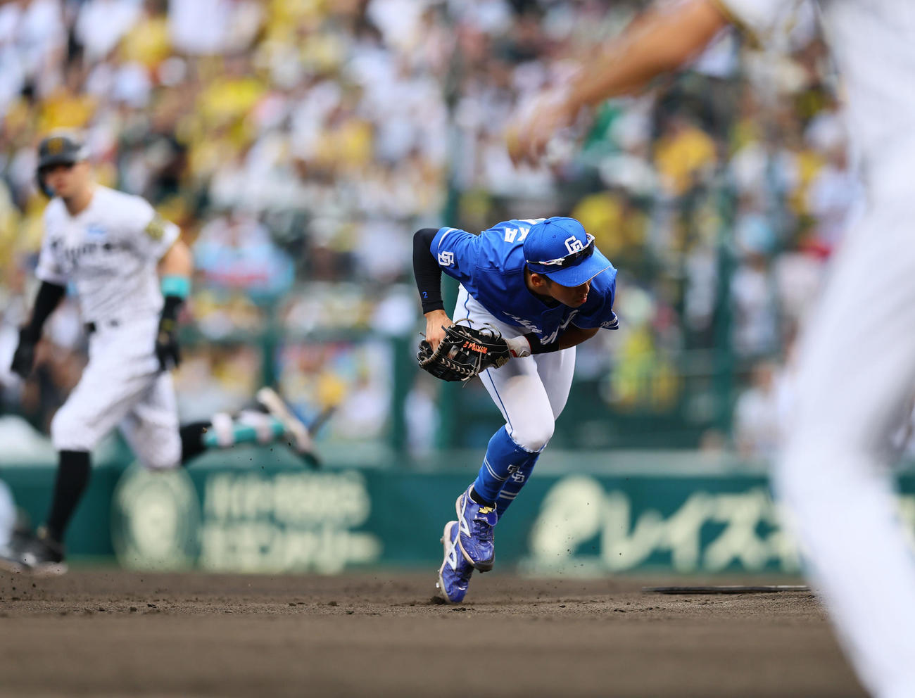 阪神対中日　5回裏阪神2死一塁、佐藤輝の左前打で細川の悪送球を捕球する田中。その間に同点となる（撮影・藤尾明華）