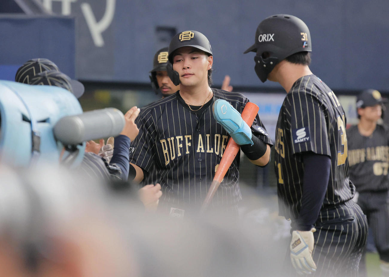 オリックス対楽天　3回裏オリックス2死満塁、紅林の右越え3点適時二塁打で生還した麦谷（中央）ら（撮影・宮崎幸一）