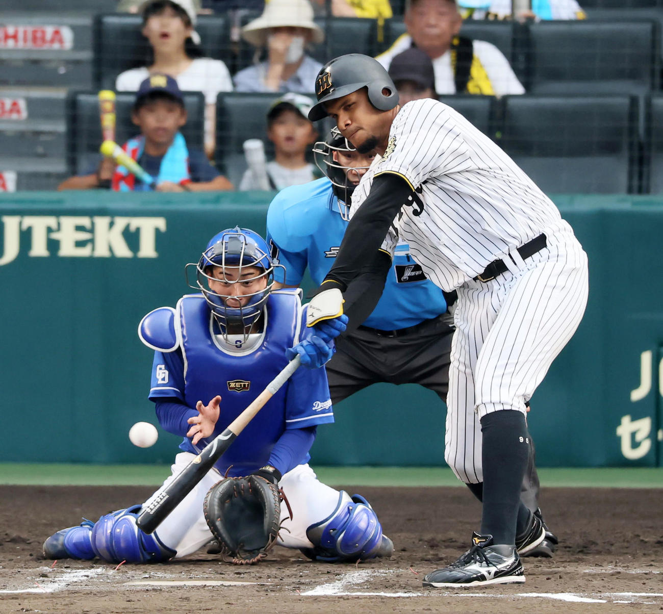 阪神対中日　6回裏阪神2死三塁、代打ヘルナンデスは勝ち越し右前適時打を放つ（撮影・加藤哉）