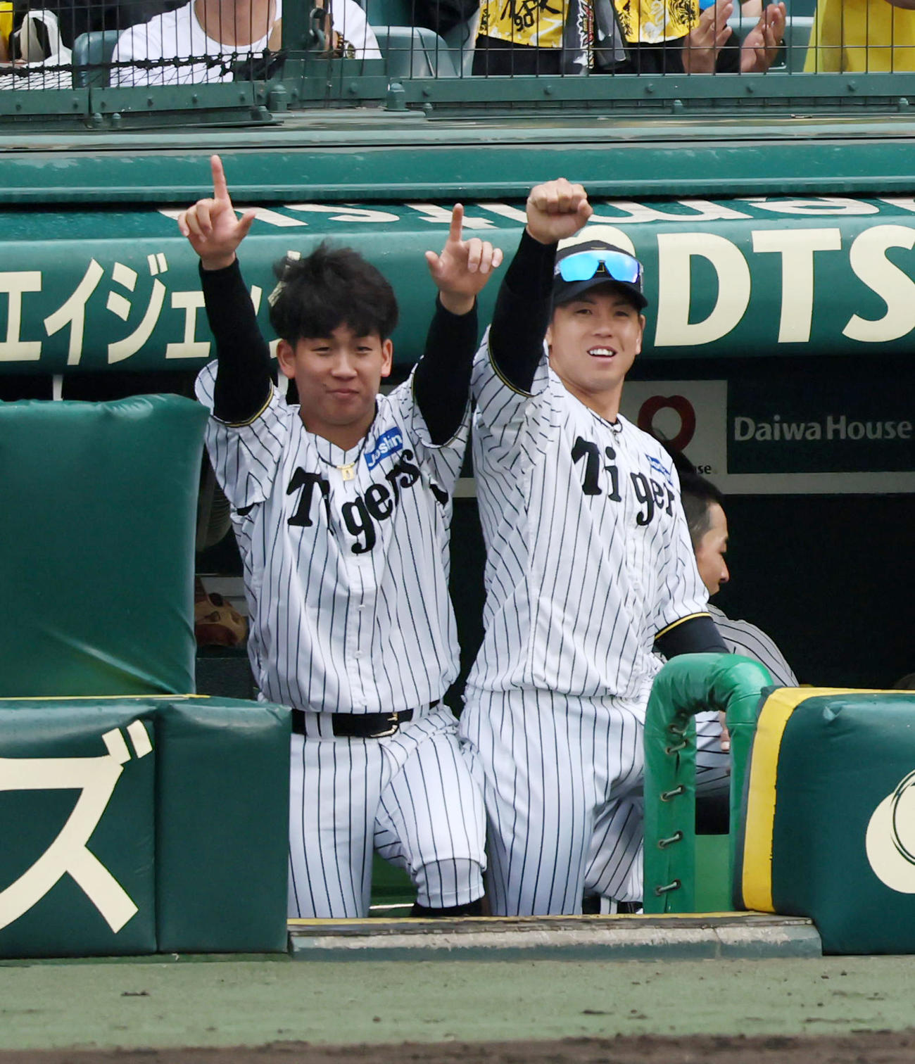 阪神対中日　6回裏阪神2死三塁、代打ヘルナンデスの勝ち越し右前適時打にベンチで両手を上げる先発伊原。右は梅野（撮影・加藤哉）