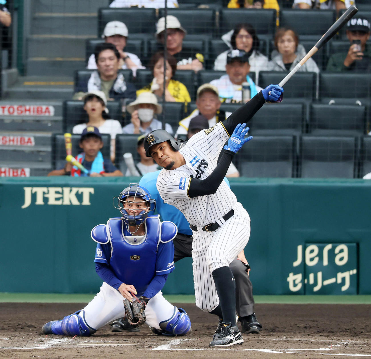 阪神対中日　6回裏阪神2死三塁、代打ヘルナンデスは勝ち越し右前適時打を放つ（撮影・加藤哉）