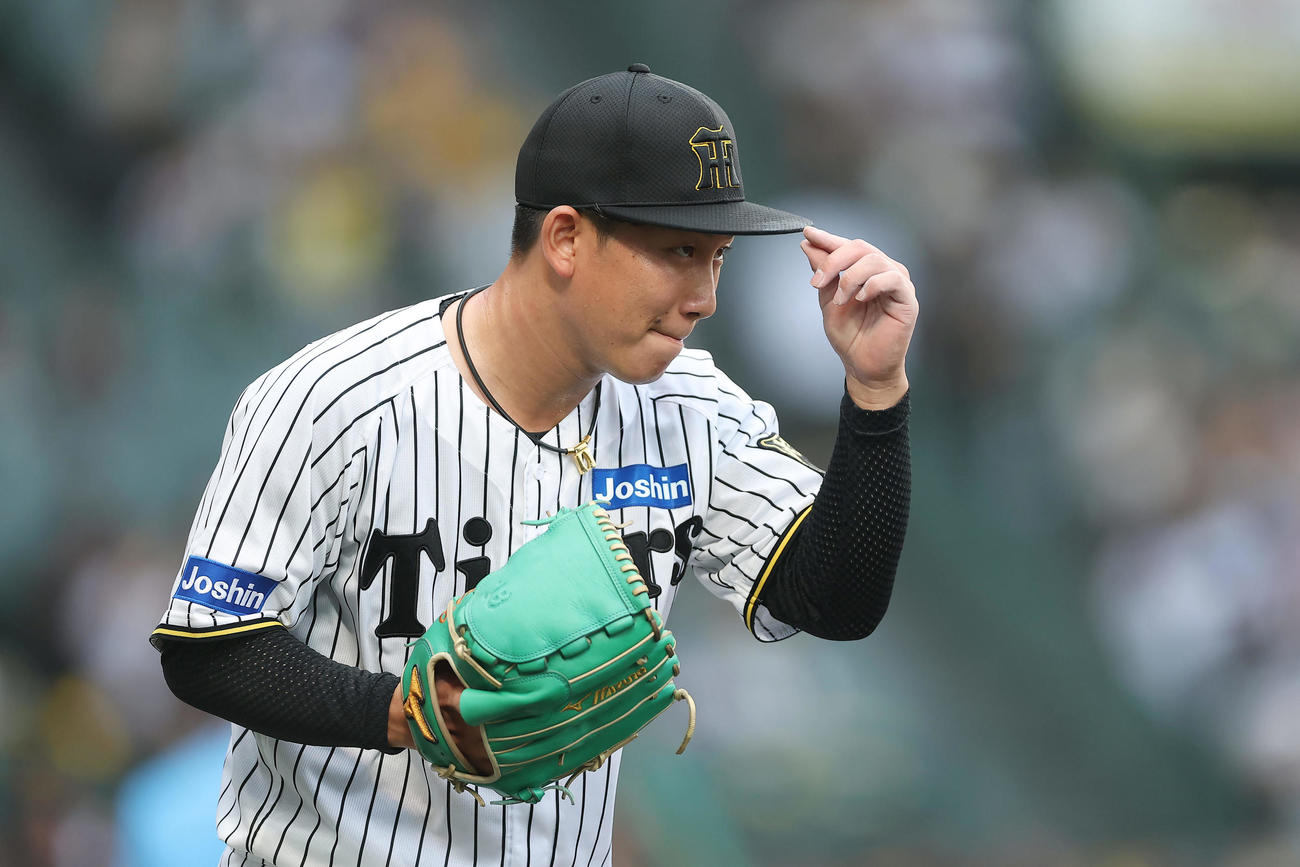 阪神対中日　5回表を投げ終え、ベンチへ戻る阪神伊原（撮影・前田充）