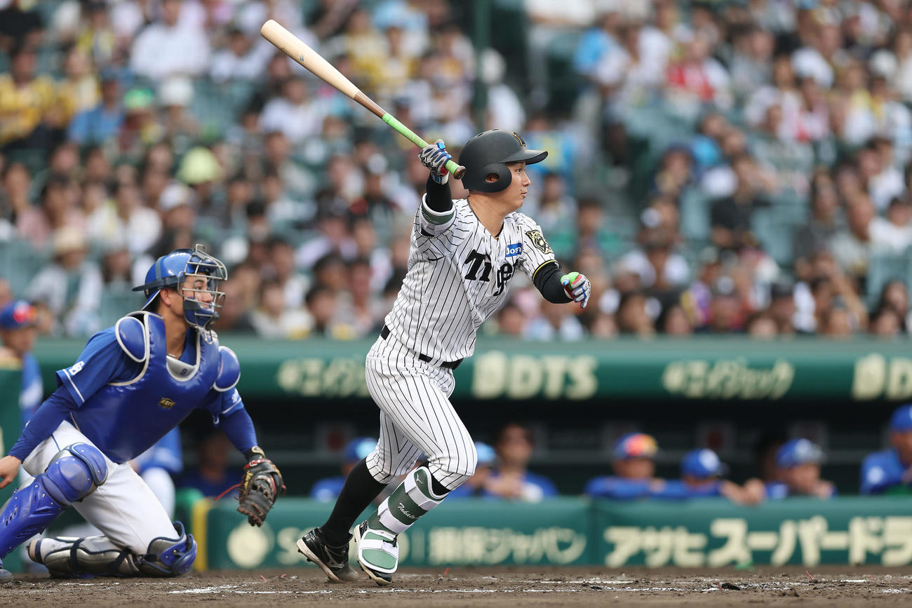 阪神対中日　2回裏阪神2死一塁、中前打を放つ伊原（撮影・前田充）