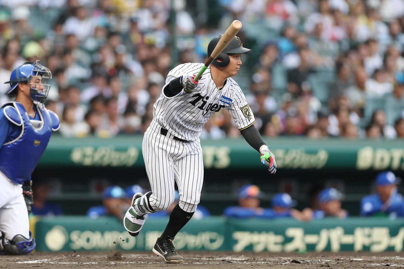 阪神対中日　2回裏阪神2死一塁、中前打を放つ伊原（撮影・前田充）
