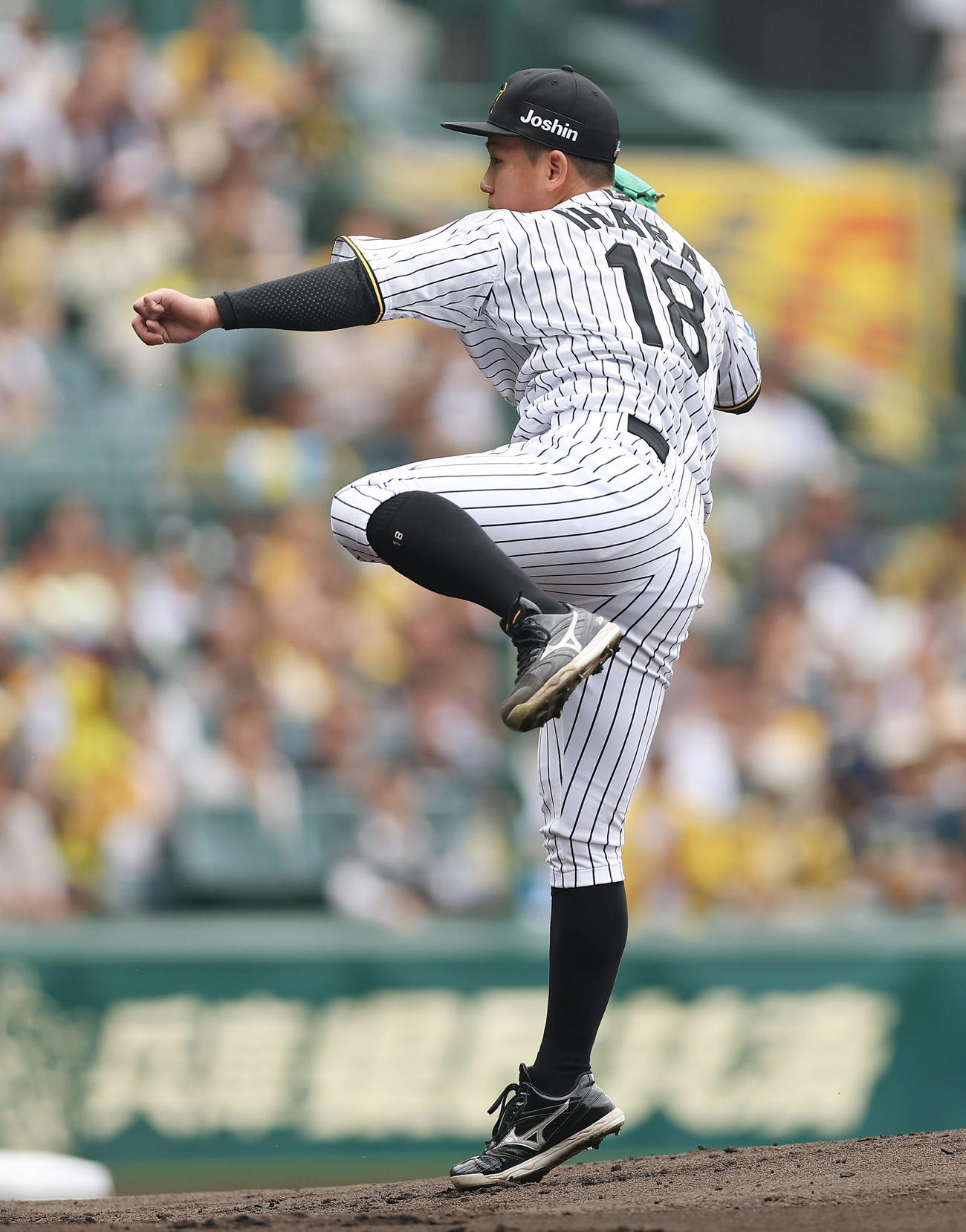 阪神対中日　力投する阪神先発の伊原（撮影・前田充）