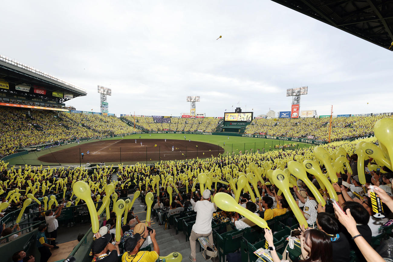 阪神対中日　7回裏、ラッキー7の応援でジェット風船を飛ばすファンたち（撮影・前田充）