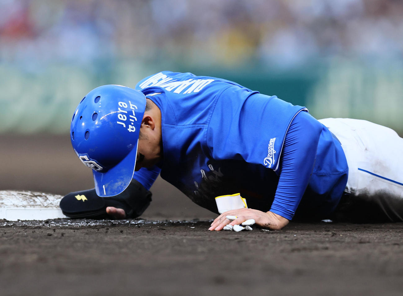阪神対中日　8回表中日1死一、三塁、打者田中のとき三走岡林がけん制アウトになる（撮影・藤尾明華）