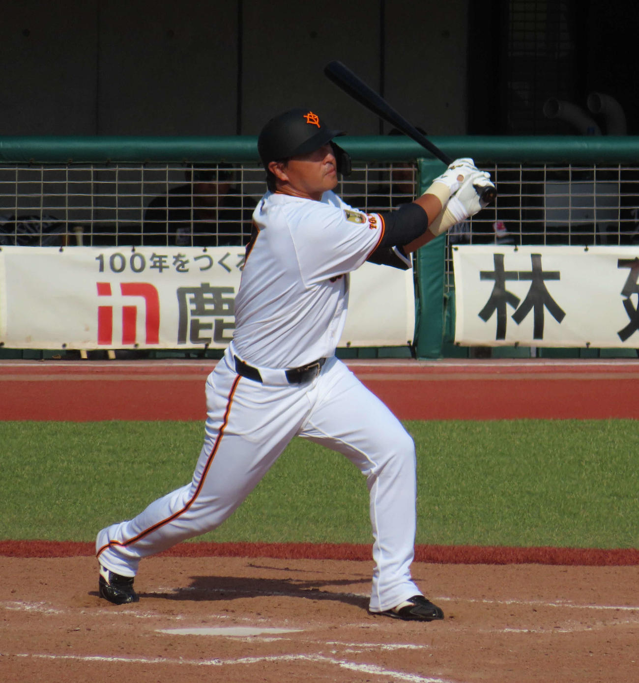 打席に入り右飛に倒れる巨人長野（撮影・水谷京裕）