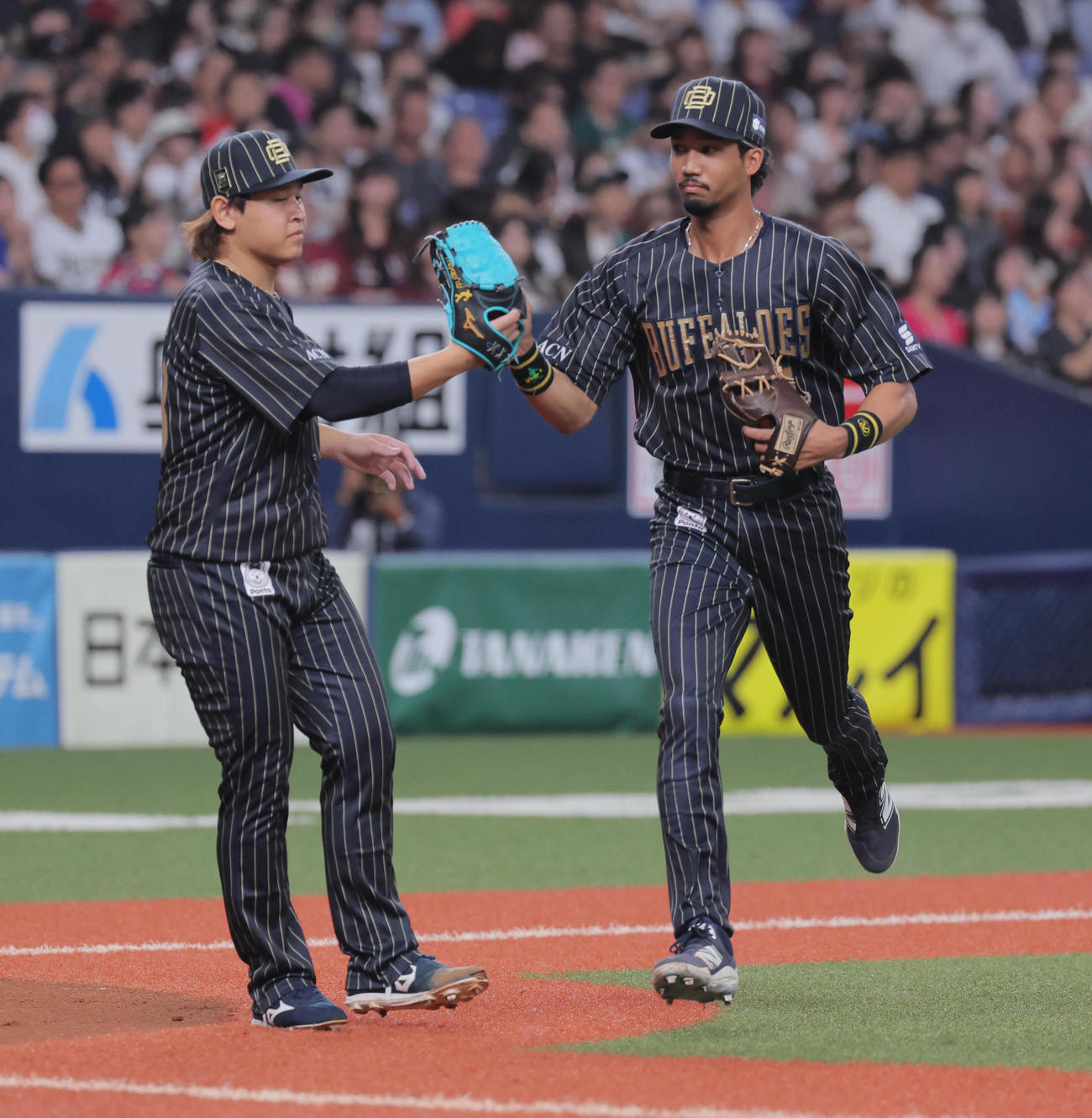 オリックス対楽天　2回表1死一、二塁、宗は伊藤の三ゴロで併殺をとり、宮城（左）とタッチする（撮影・宮崎幸一）