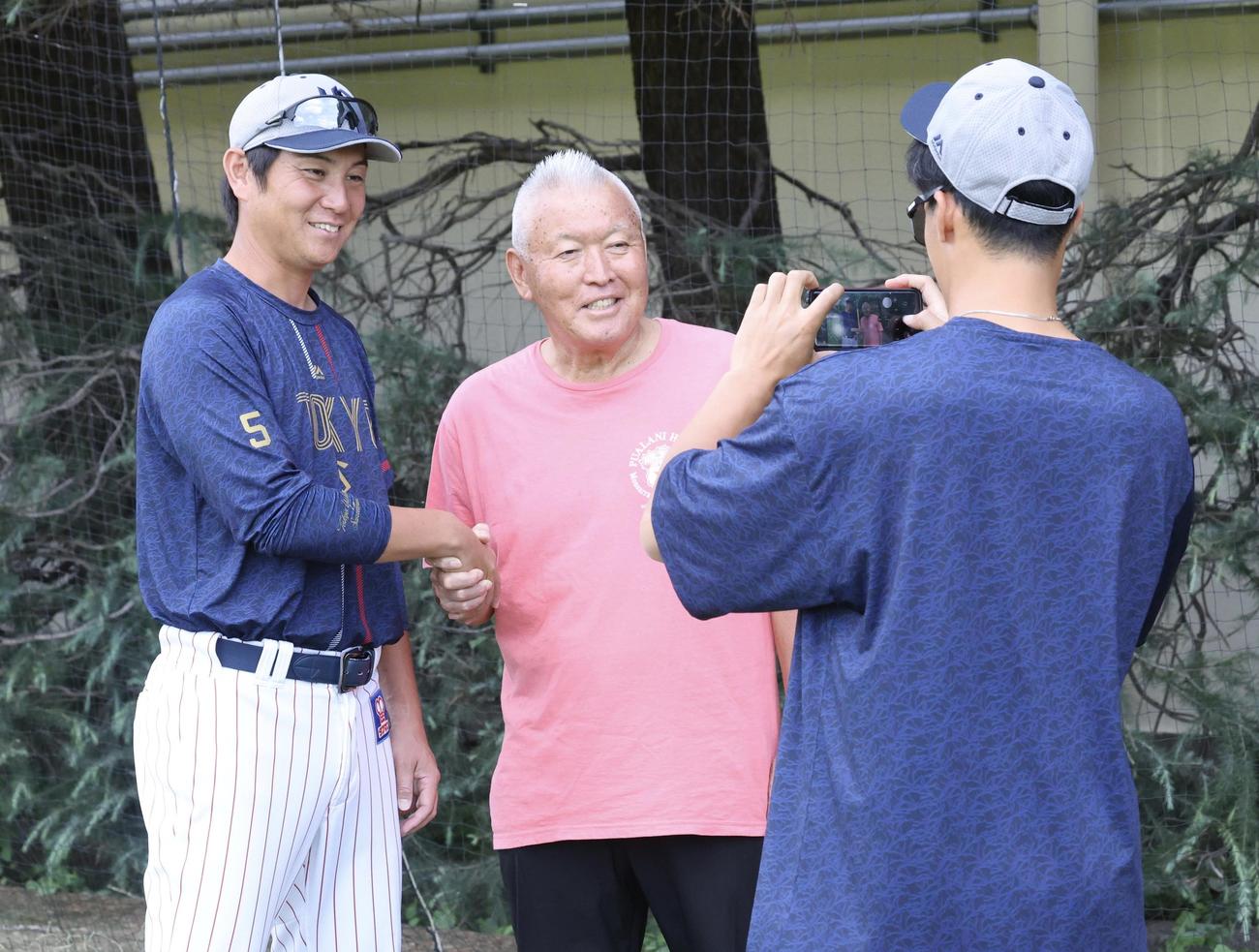 ヤクルト対巨人　試合前練習で、ヤクルト川端(左)は上水流洋氏と、塩見(手前)のスマホで記念撮影