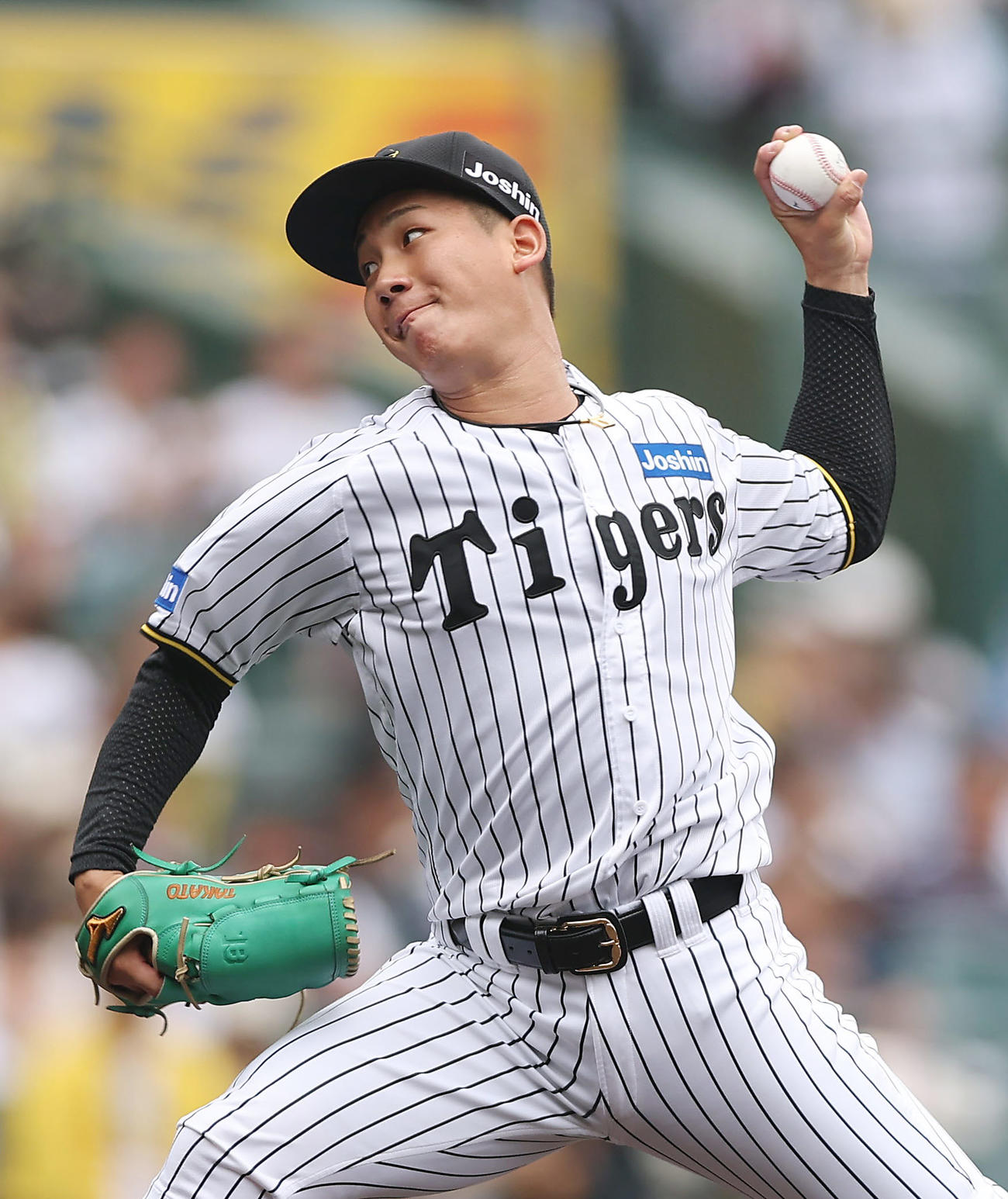 阪神対中日　力投する阪神先発の伊原（撮影・前田充）