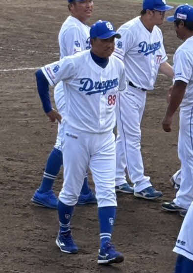 ウイニングボールを尻ポケットにしまう落合英二2軍監督