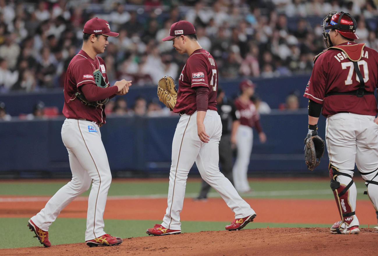 オリックス対楽天　2回裏オリックス2死一塁、藤井（中央）は江原（左）への交代を告げられる（撮影・宮崎幸一）