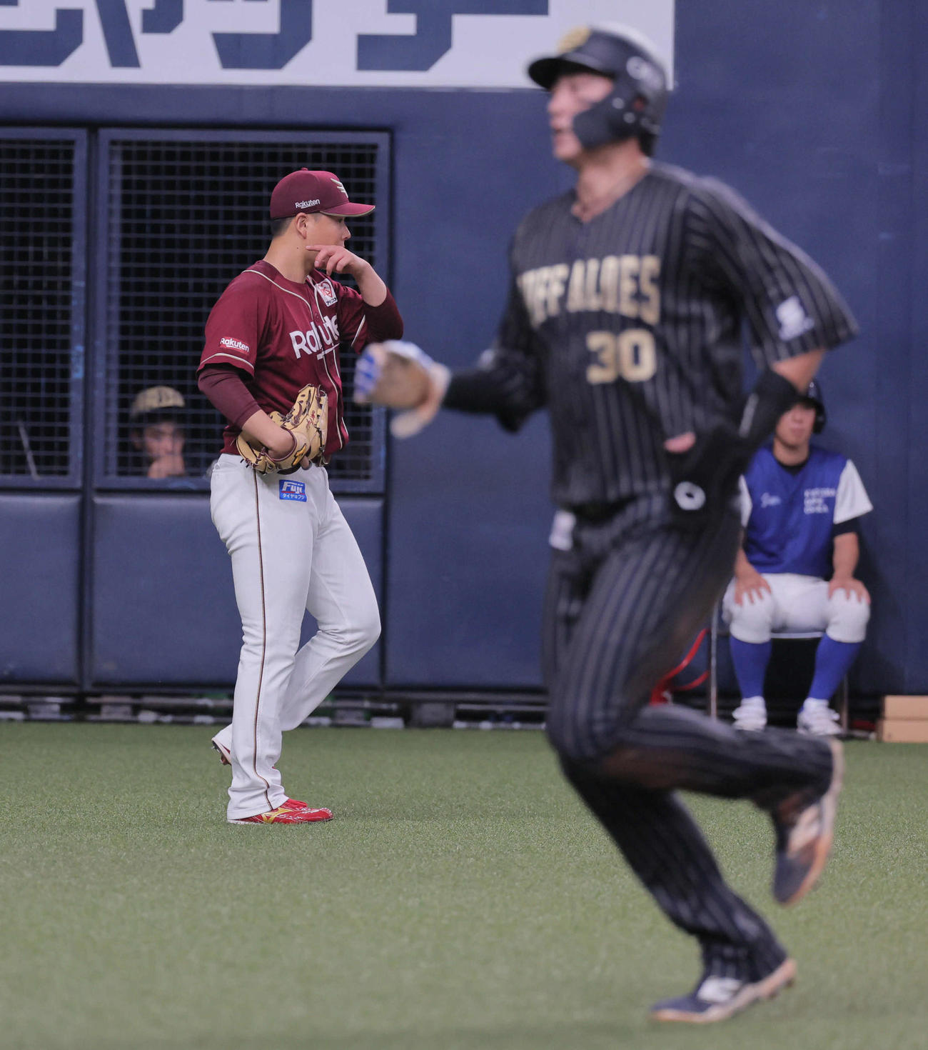 オリックス対楽天　2回裏オリックス1死二、三塁、藤井は紅林に中犠飛を浴びる。手前は生還した広岡（撮影・宮崎幸一）