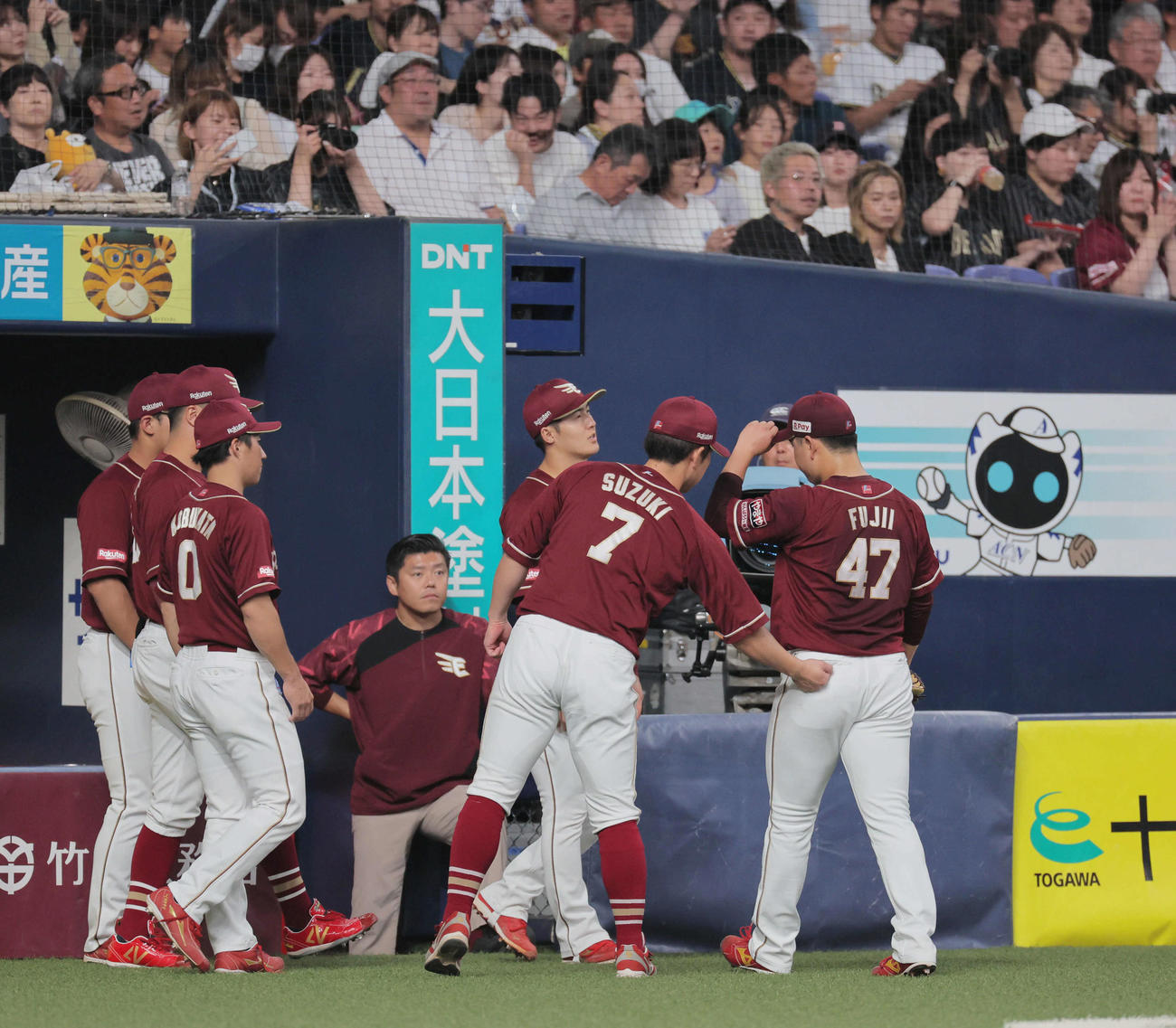 オリックス対楽天　2回裏オリックス2死一塁、藤井（右）は交代を告げられベンチに戻る（撮影・宮崎幸一）
