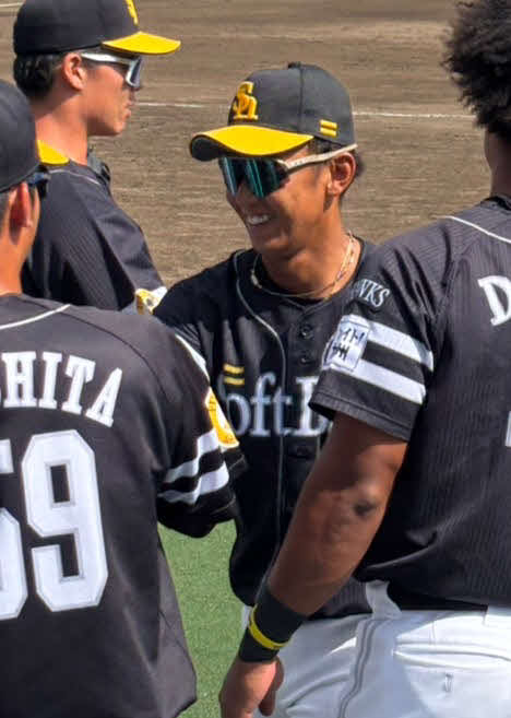 守備イニングを終えてベンチに戻る今宮