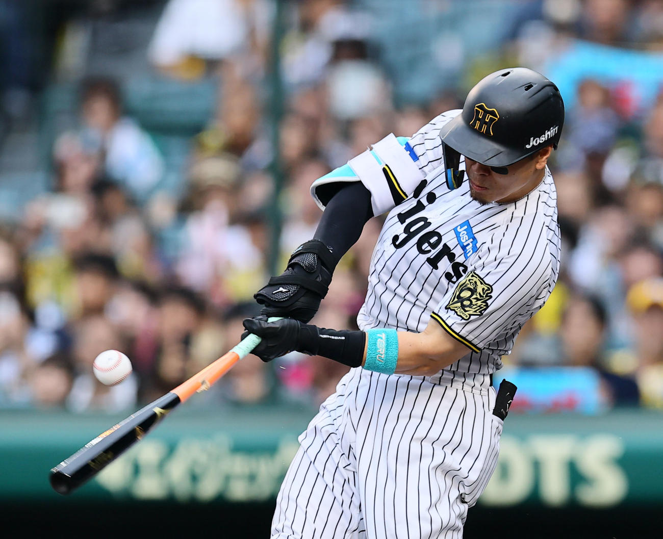 阪神対中日　5回裏阪神2死一塁、佐藤輝はバットを折りながら左前打を放つ（撮影・藤尾明華）