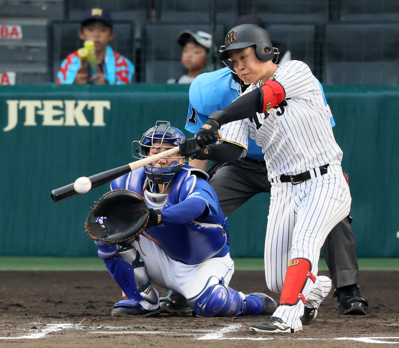 阪神対中日　6回裏阪神無死、中川は左前打を放つ（撮影・加藤哉）