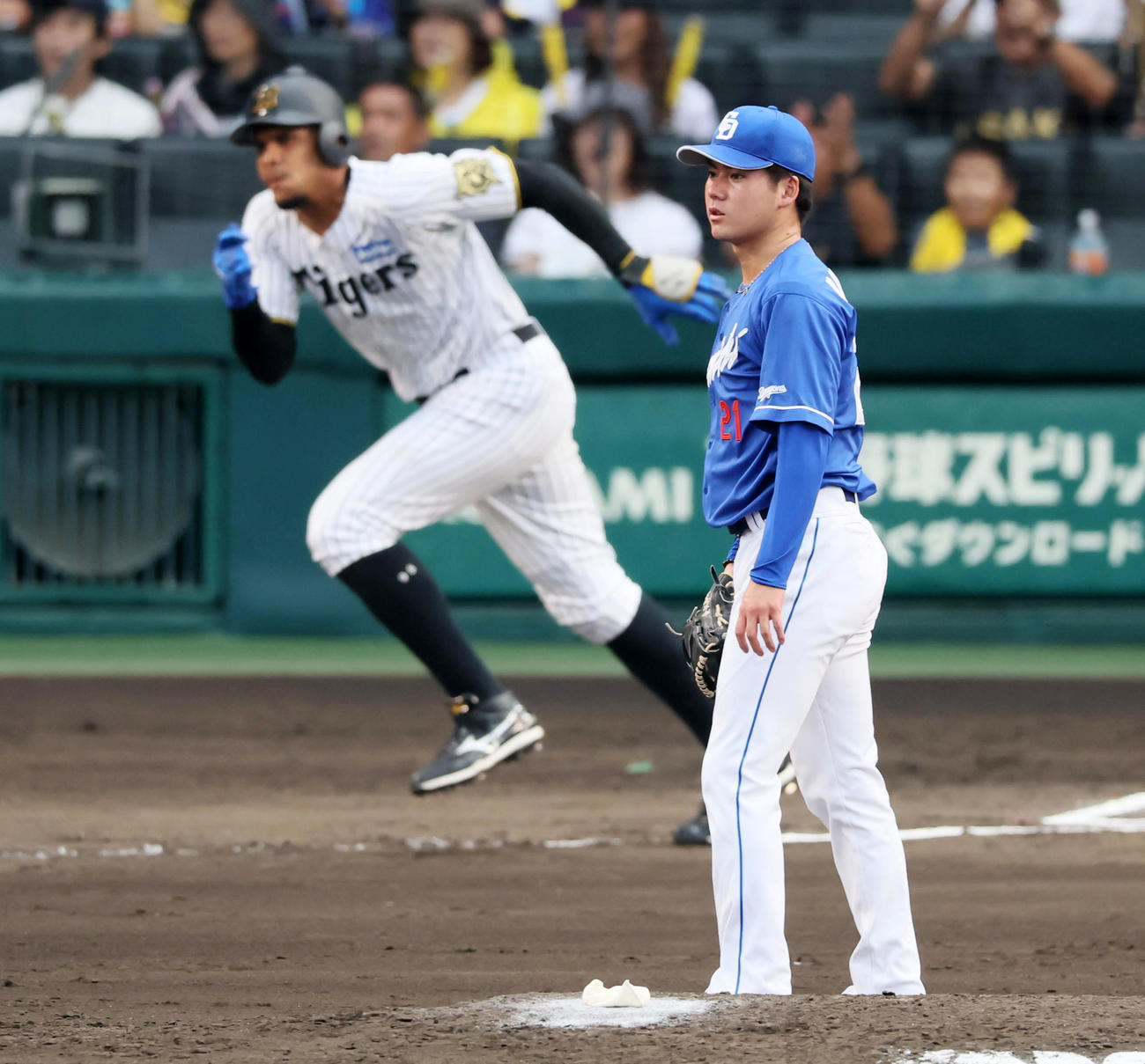 阪神対中日　6回裏阪神2死三塁、金丸は代打ヘルナンデスに勝ち越し右前適時打を打たれ失点する（撮影・加藤哉）