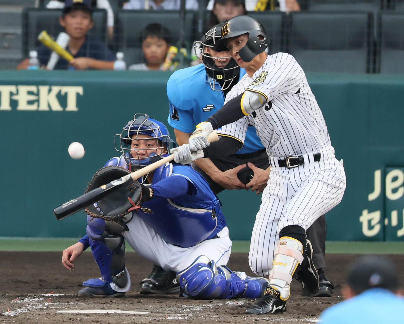 阪神対中日　2回裏阪神1死、坂本は中前打を放つ。投手金丸（撮影・加藤哉）
