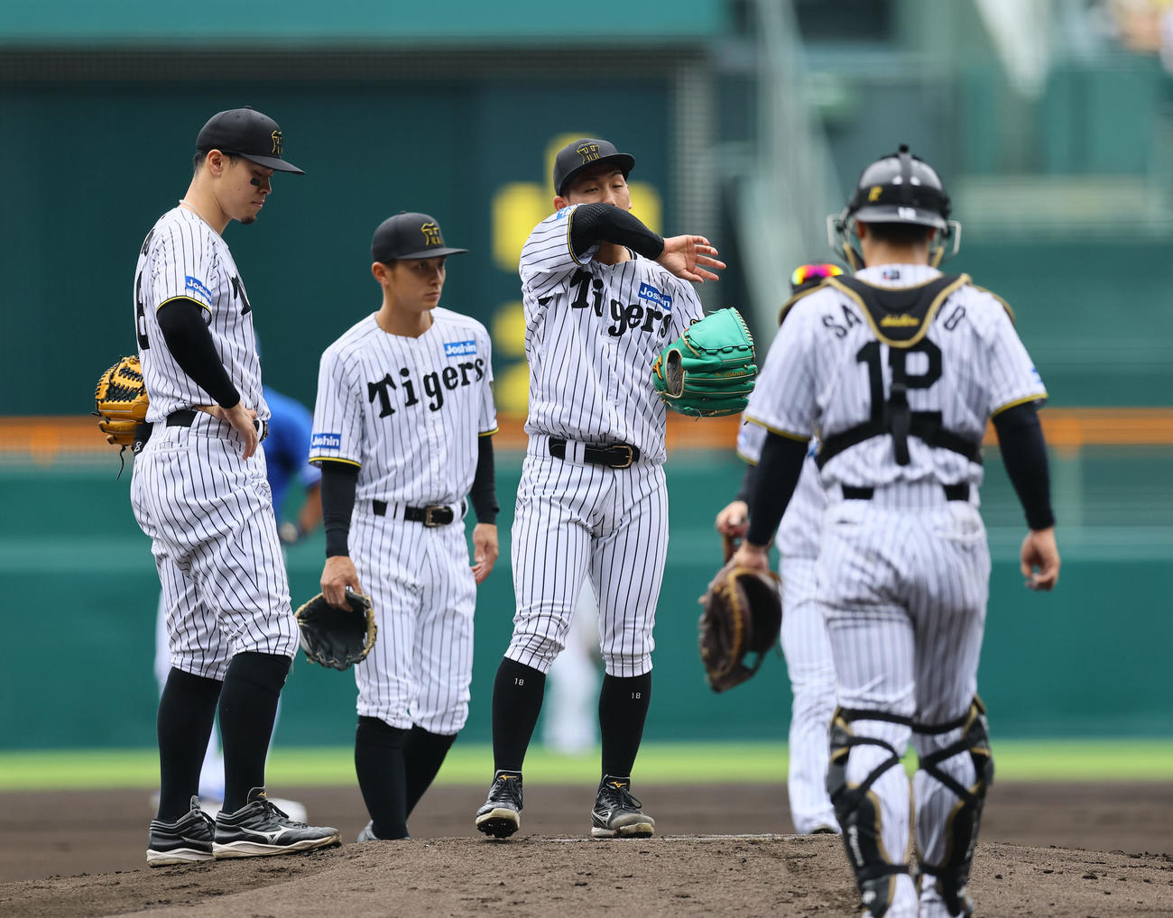 阪神対中日　1回、マウンドで汗をぬぐう阪神伊原（中央）（撮影・藤尾明華）