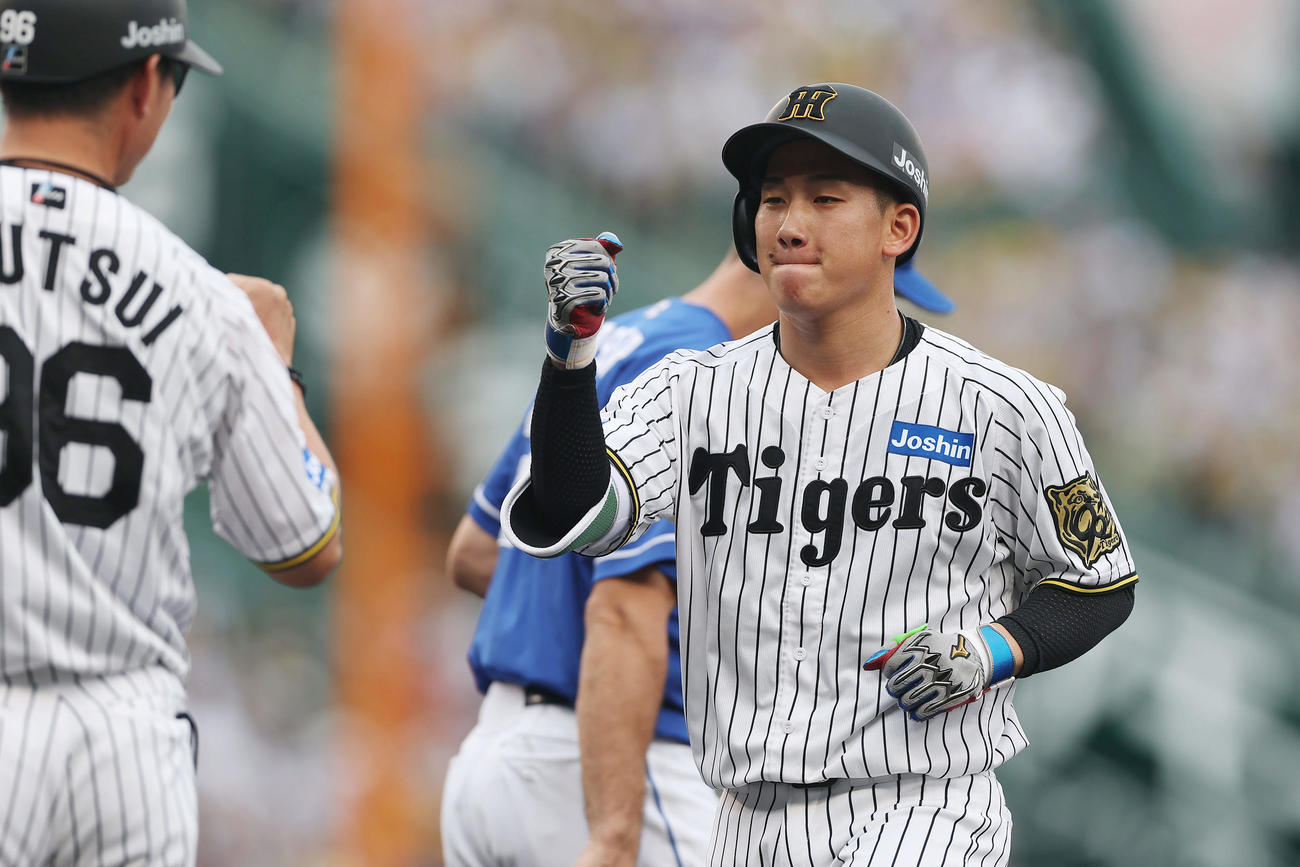 阪神対中日　2回裏阪神2死一塁、中前打を放った伊原（撮影・前田充）