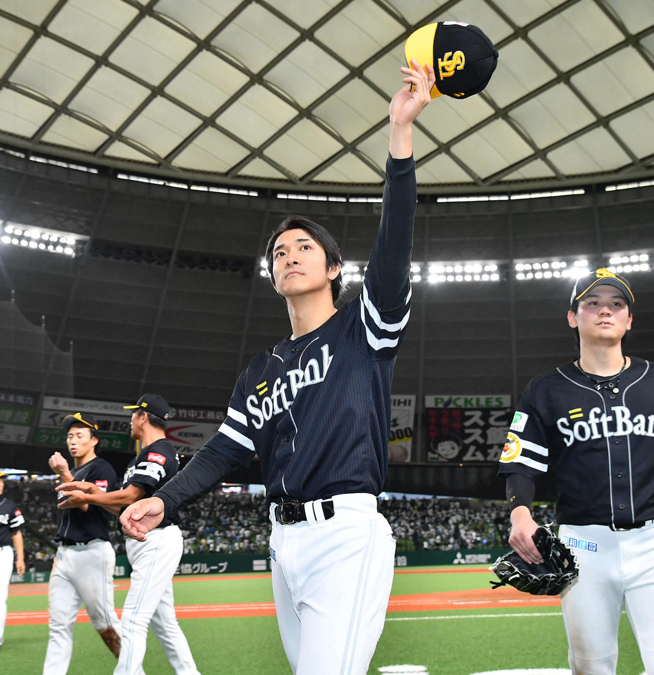 西武対ソフトバンク　ベルーナドームでの今季最終戦を終え、ファンに手を振りながら引き揚げるソフトバンク柳町（撮影・岩下翔太）