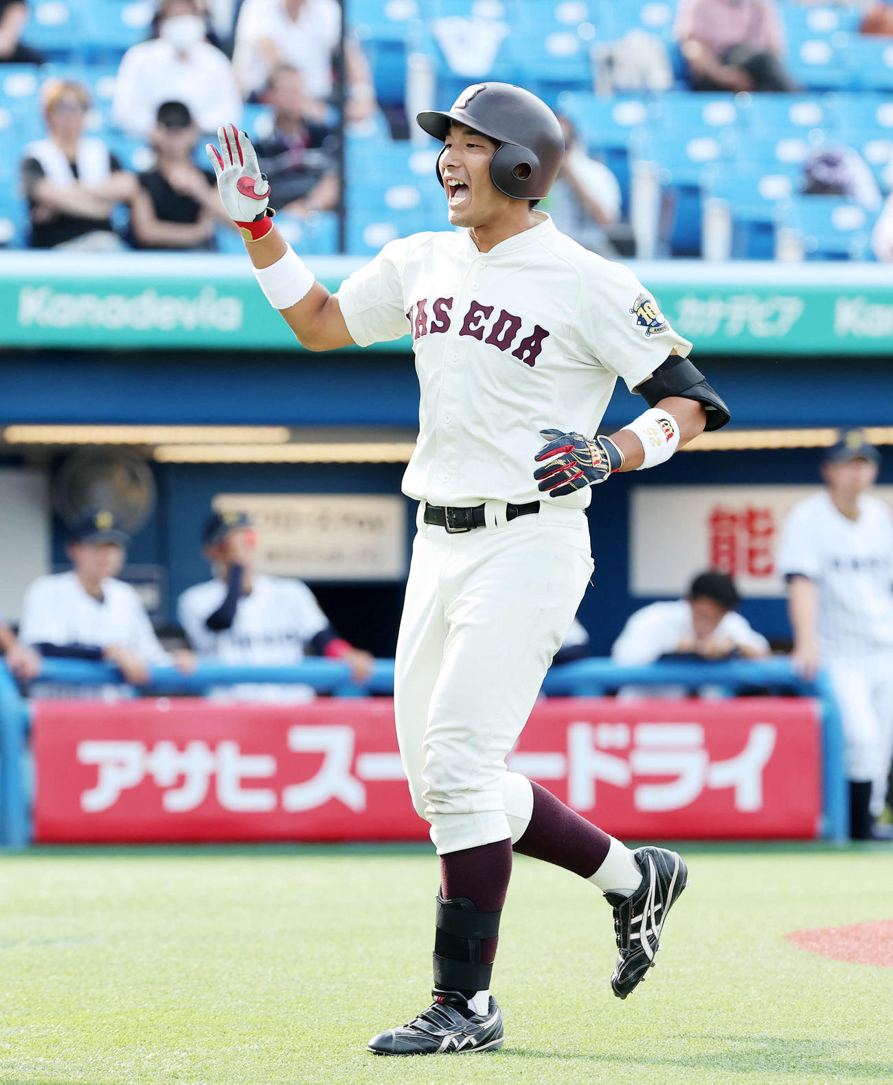 立大対早大　7回裏早大2死三塁、寺尾拳聖は左越え2点本塁打を放ち雄たけびを上げる（撮影・鈴木正人）
