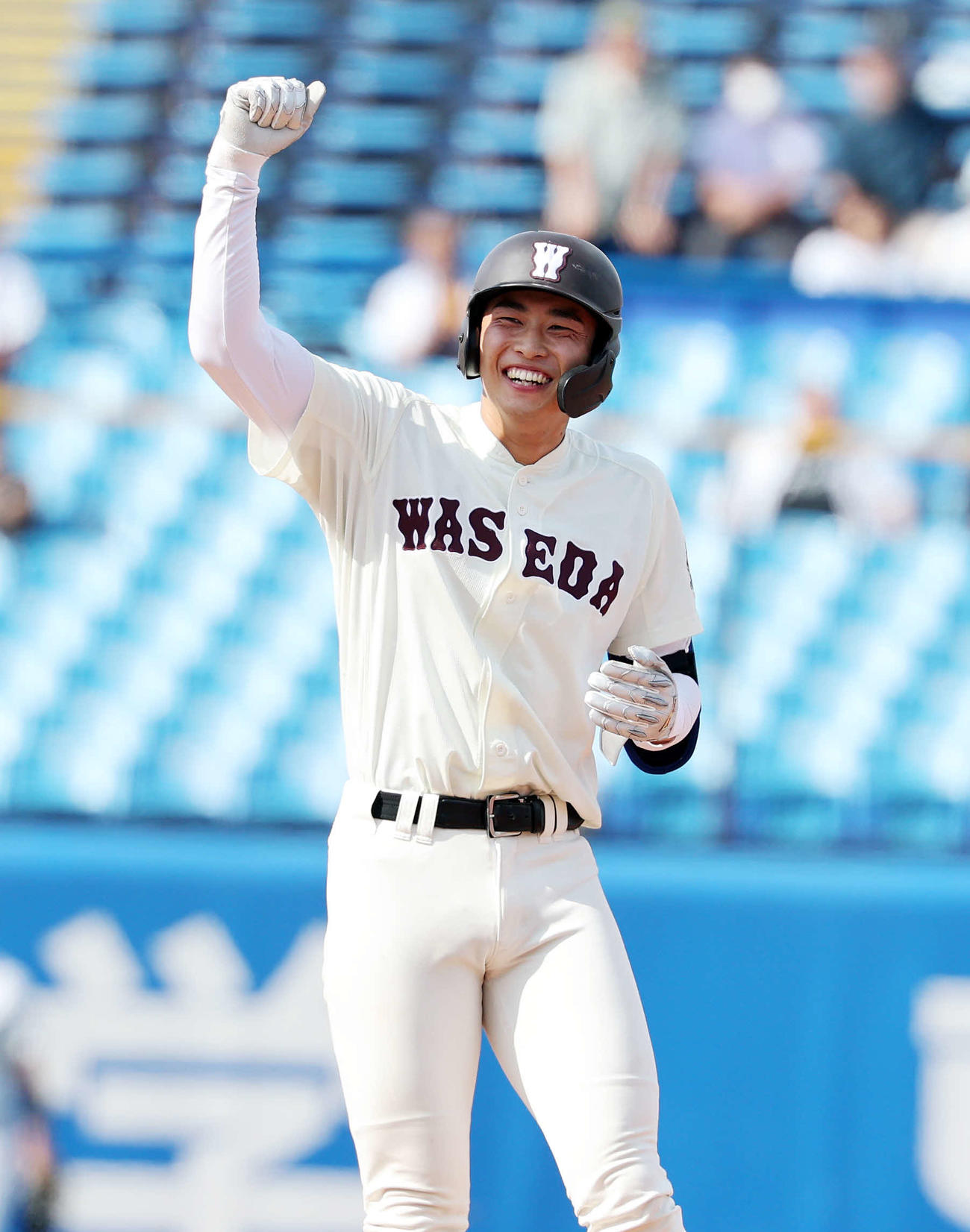 立大対早大　4回裏早大2死一、二塁、高橋煌は左越え適時二塁打を放ち笑顔でガッツポーズ（撮影・鈴木正人）