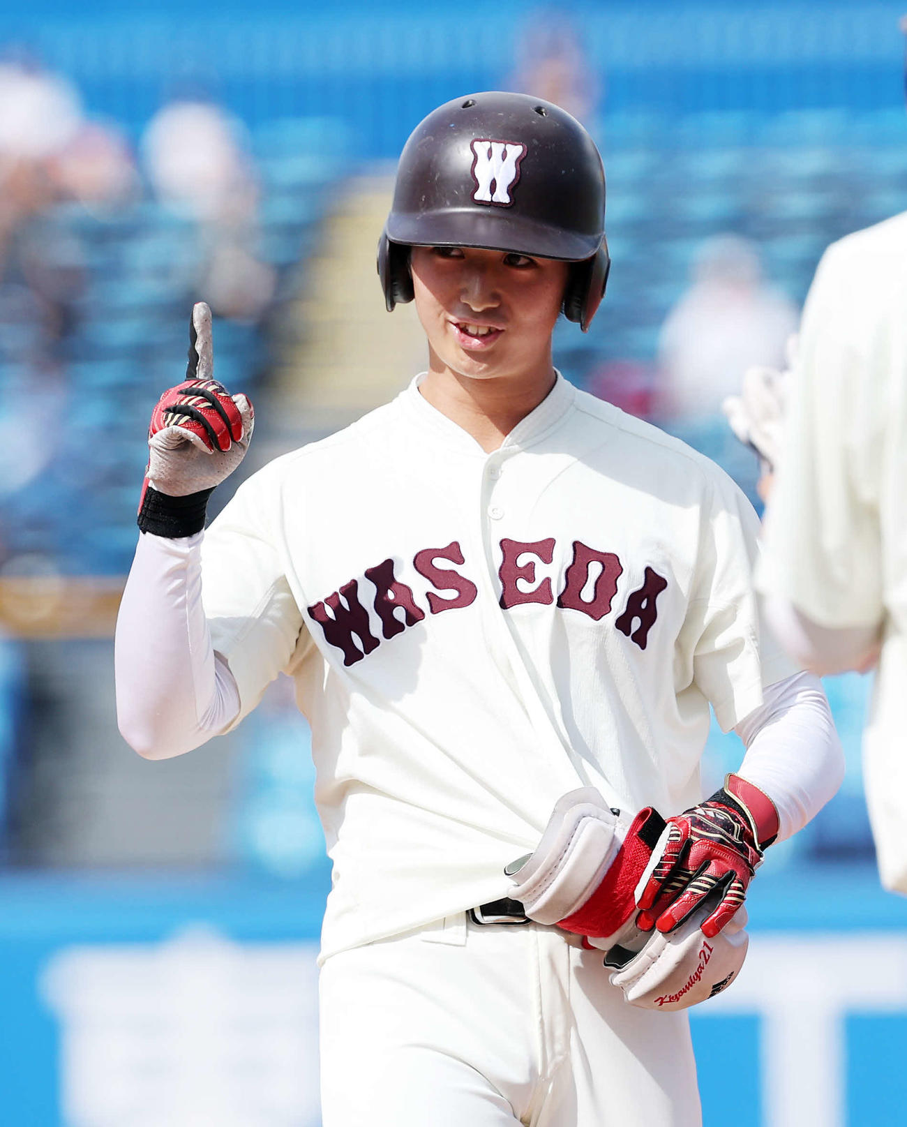 立大対早大　2回裏早大1死三塁、黒崎は中前適時打を放ちポーズを決める（撮影・鈴木正人）