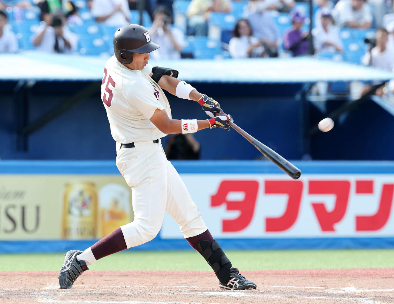 立大対早大　7回裏早大2死三塁、寺尾拳聖は左越え2点本塁打を放つ（撮影・鈴木正人）