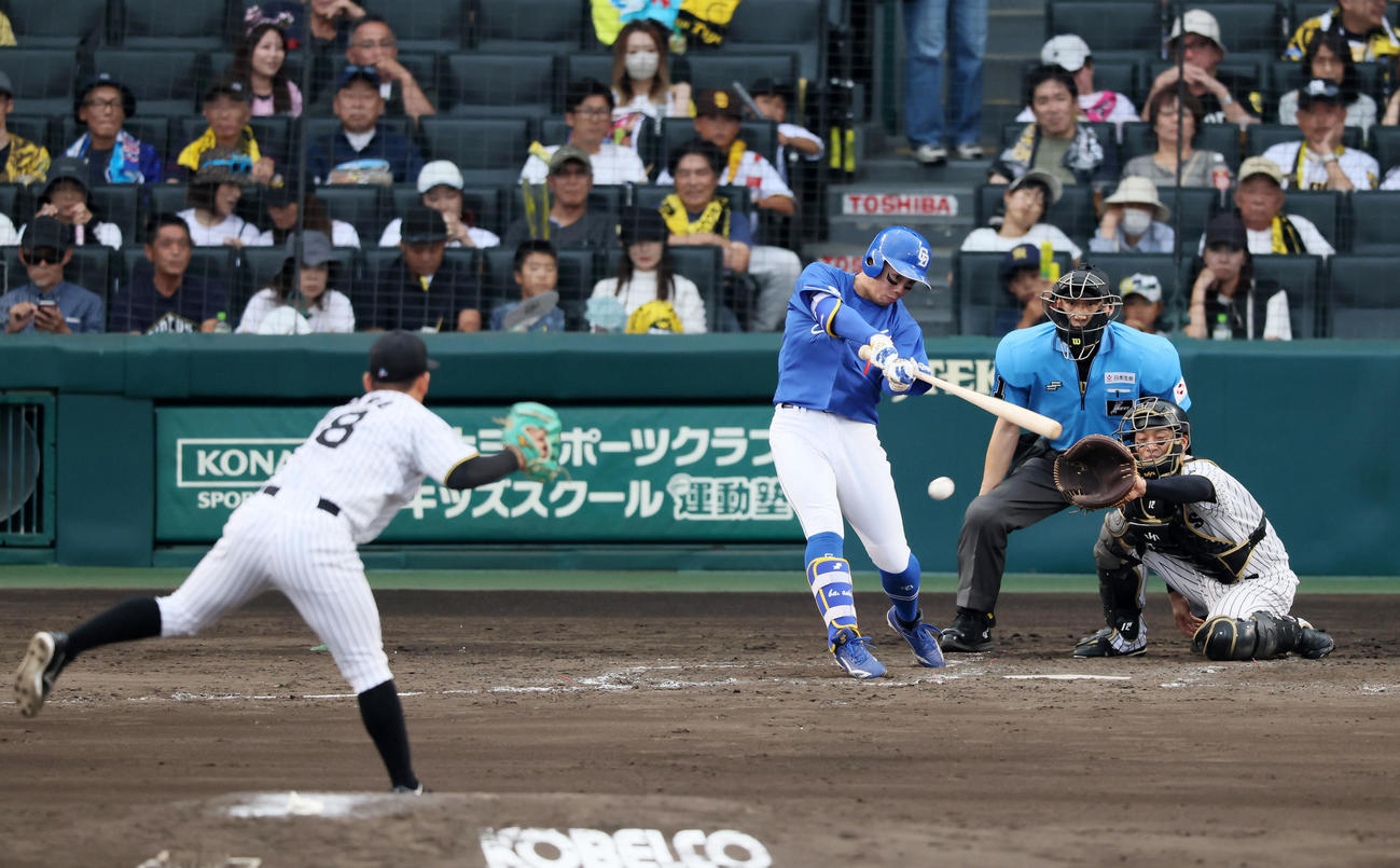 阪神対中日　5回表中日2死、岡林は右前打を放つ。投手伊原（撮影・加藤哉）
