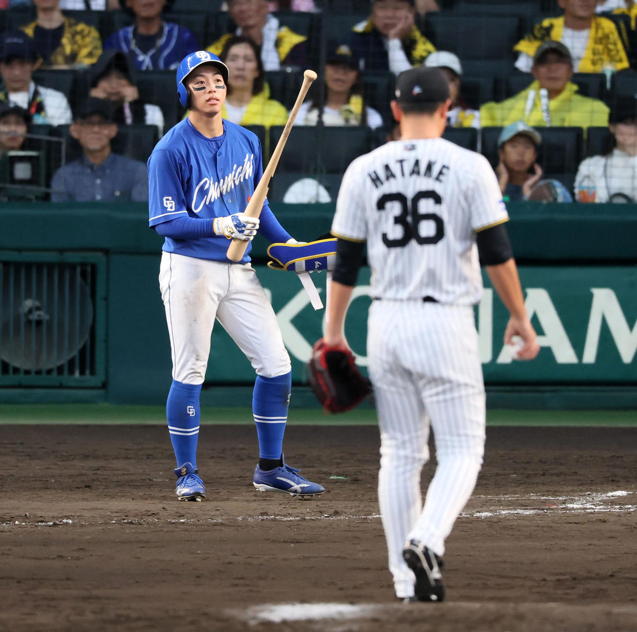 阪神対中日　9回表中日2死二塁、岡林は申告敬遠で出塁。投手畠（撮影・加藤哉）