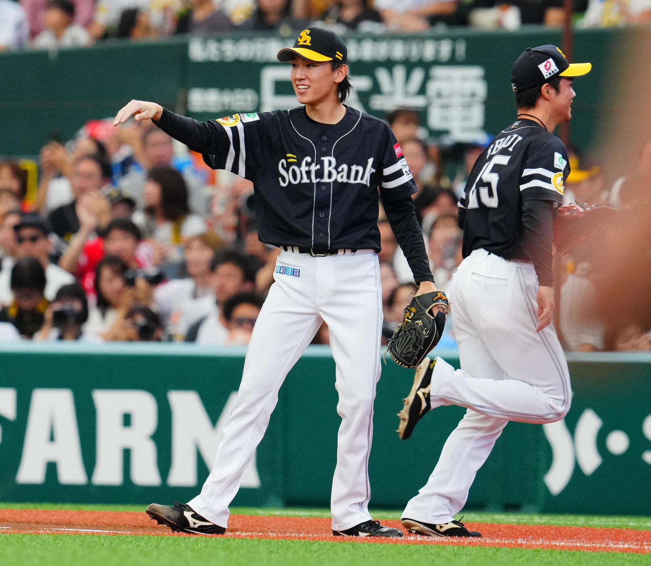 西武対ソフトバンク　1回裏西武の攻撃を無失点に抑えたソフトバンク先発の大津（左）は好守の庄子とタッチを交わす（撮影・垰建太）