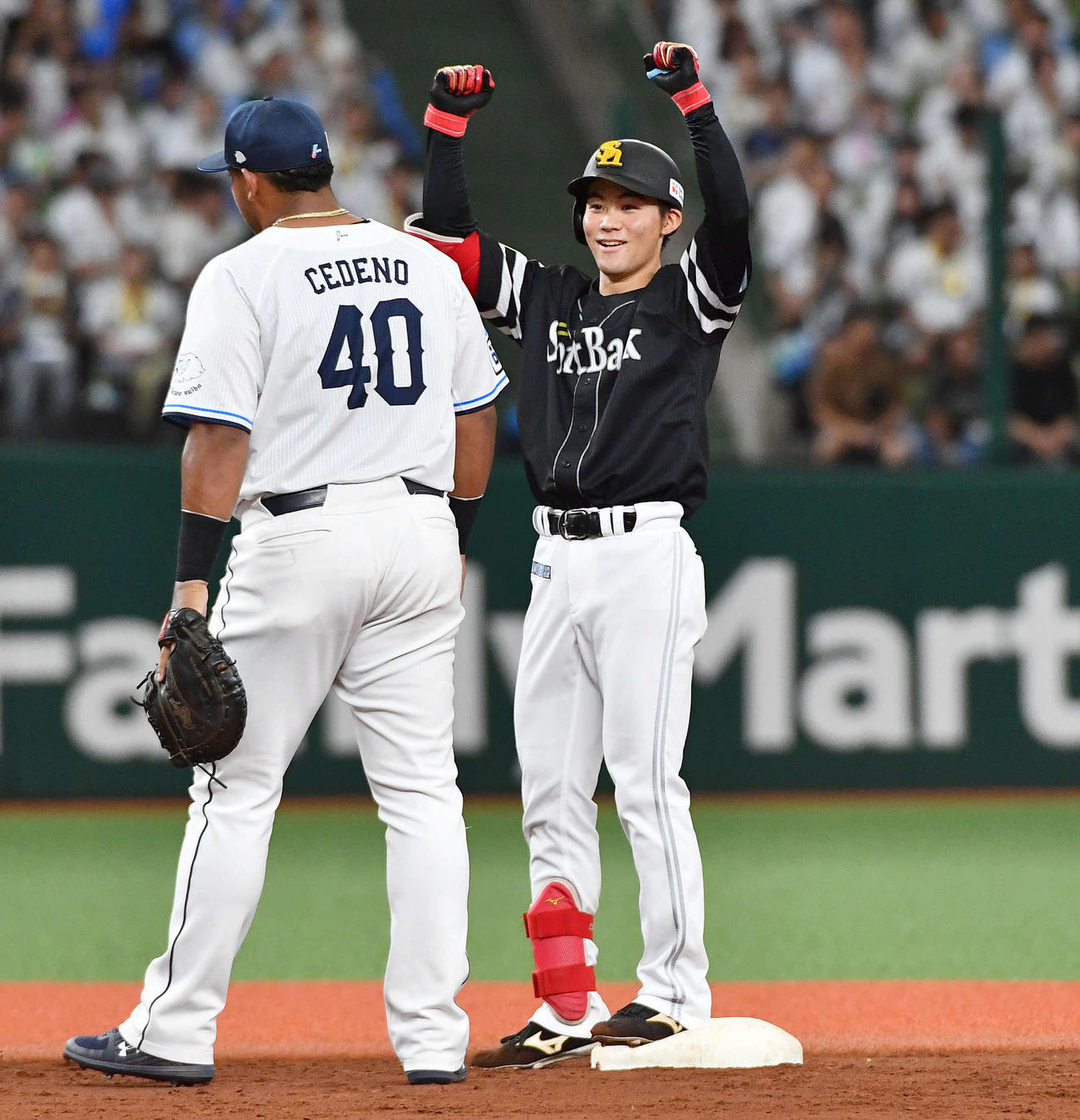 西武対ソフトバンク　7回表ソフトバンク1死一塁、プロ初打点となる適時左二塁打を放った庄子（右）は笑顔でガッツポーズする（撮影・岩下翔太）