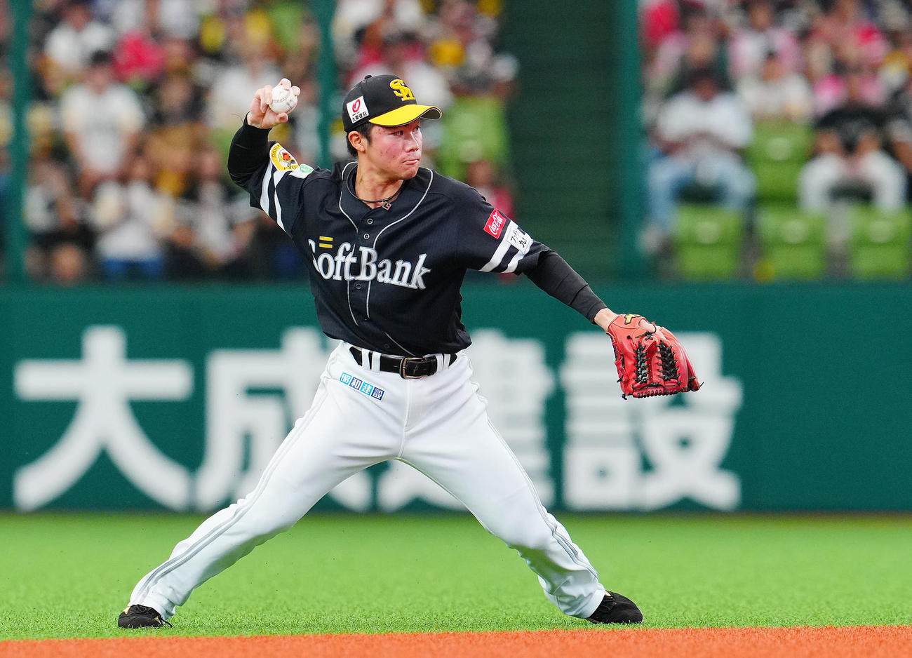 西武対ソフトバンク　1回裏西武2死、西川の遊ゴロを好捕する庄子（撮影・垰建太）