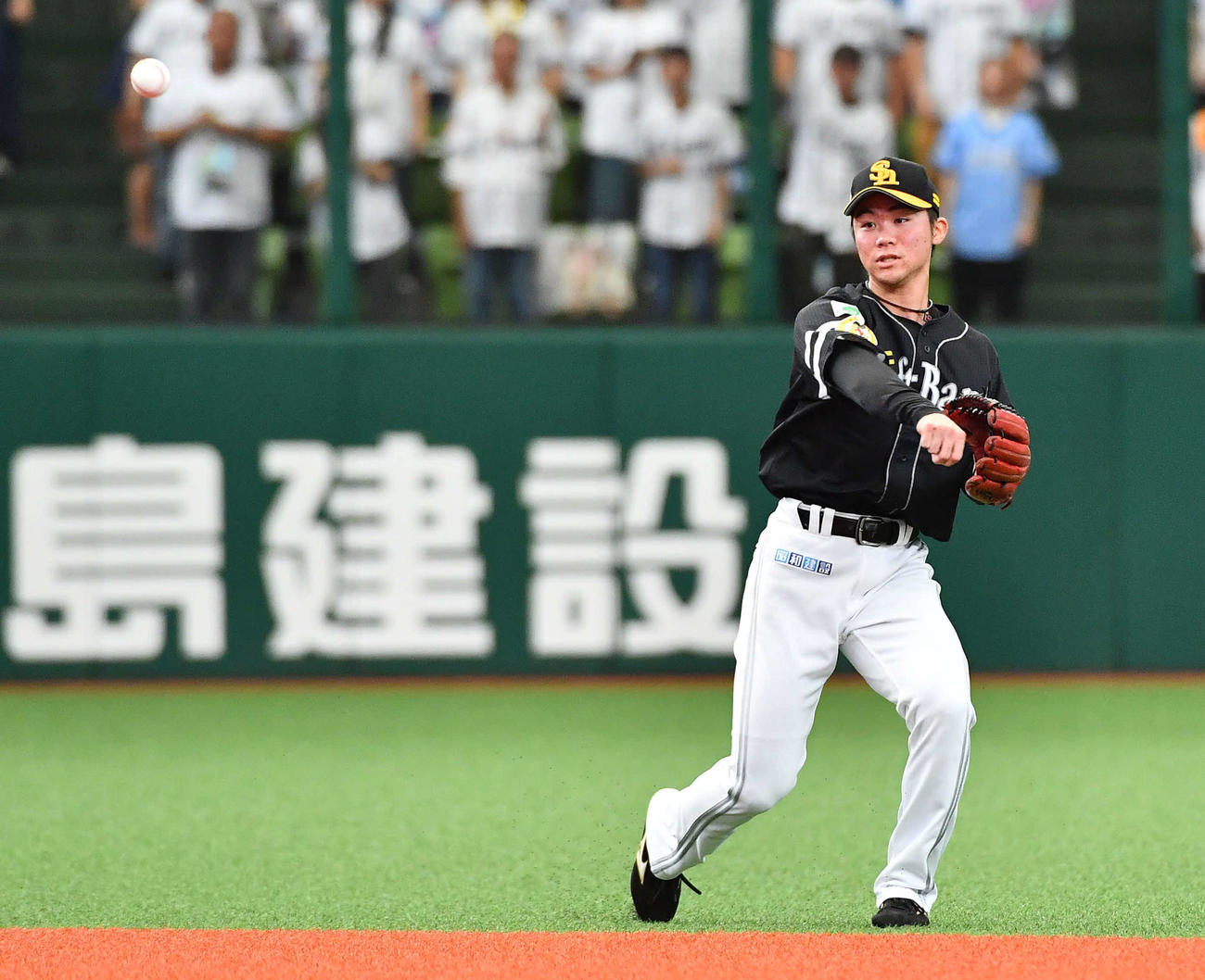 西武対ソフトバンク　1回裏西武2死、西川の遊ゴロを好守する庄子（撮影・岩下翔太）