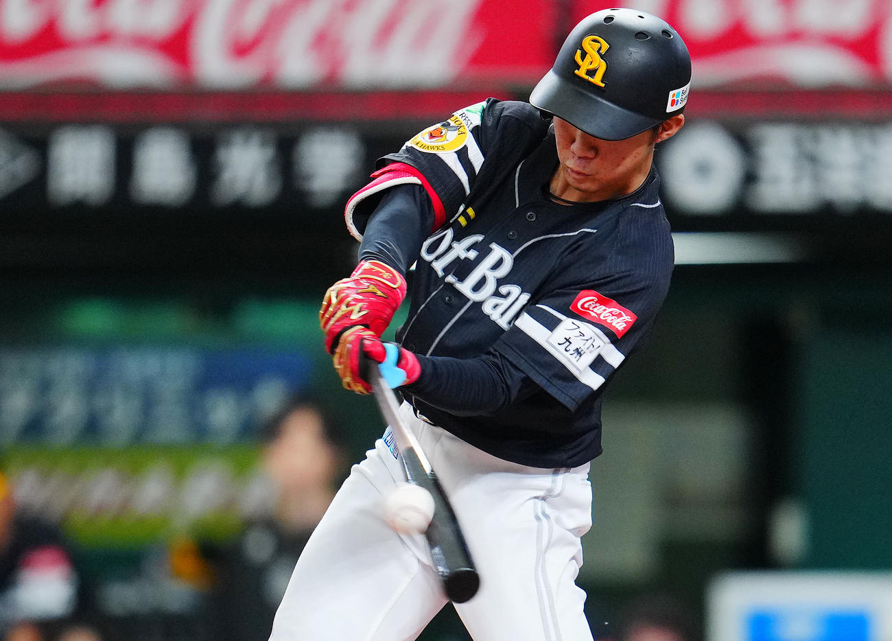 西武対ソフトバンク　7回表ソフトバンク1死一塁、適時二塁打を放つ庄子（撮影・垰建太）