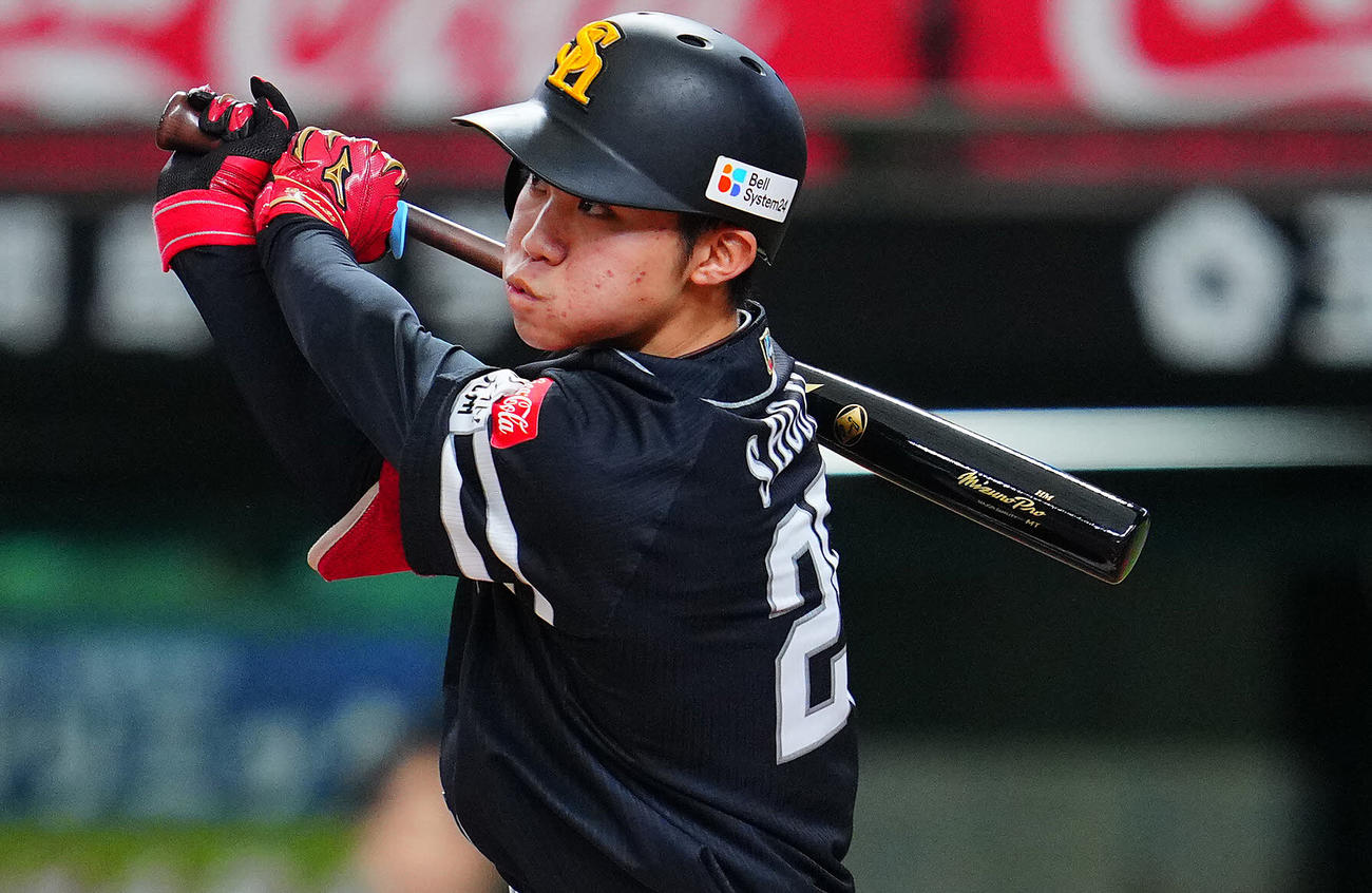 西武対ソフトバンク　7回表ソフトバンク1死一塁、適時二塁打を放つ庄子（撮影・垰建太）
