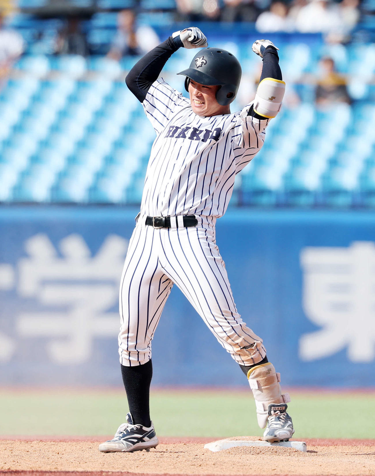 立大対早大　5回表立大2死二塁、西川は適時二塁打を放ちガッツポーズ（撮影・鈴木正人）