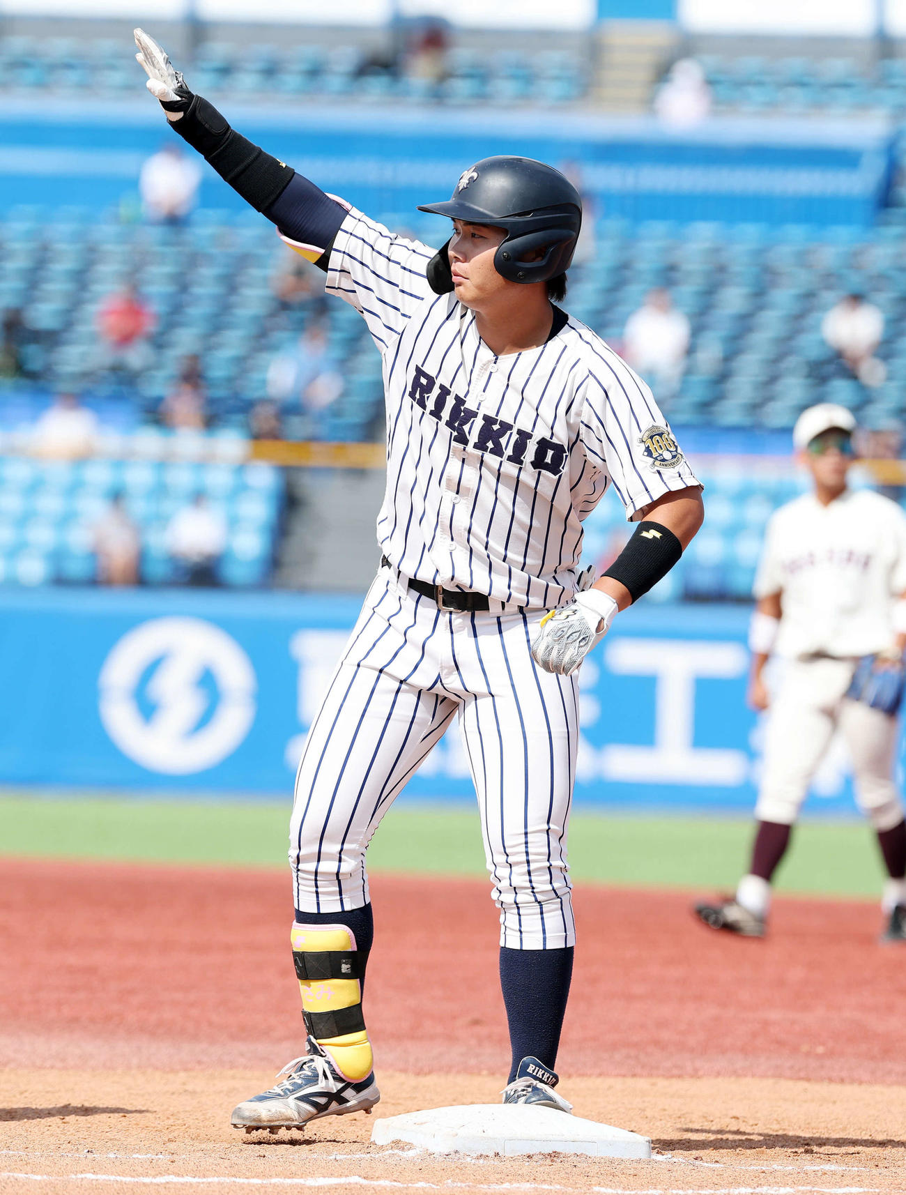 立大対早大　1回表立大2死一、三塁、村本は右前適時打を放ちポーズを決める（撮影・鈴木正人）