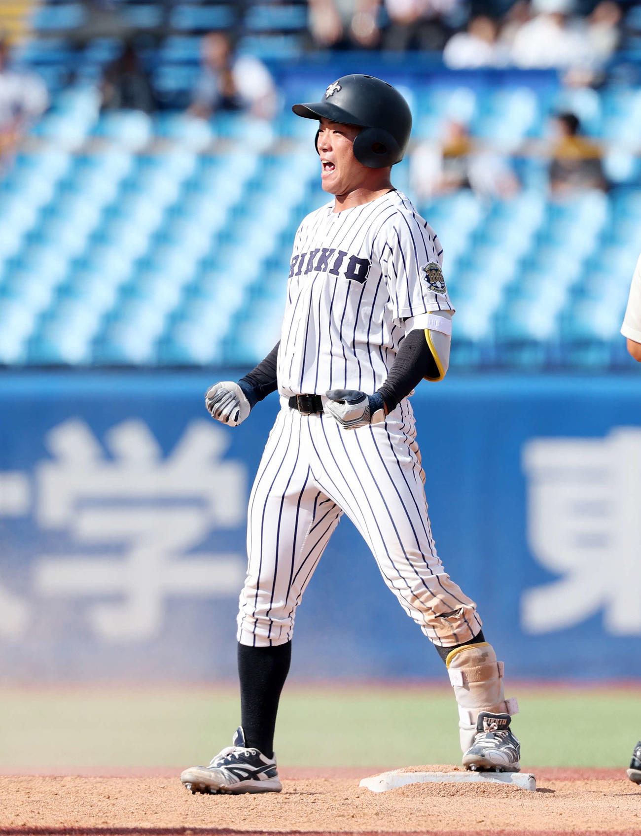 立大対早大　5回表立大2死二塁、西川は適時二塁打を放とガッツポーズで雄たけびを上げる（撮影・鈴木正人）