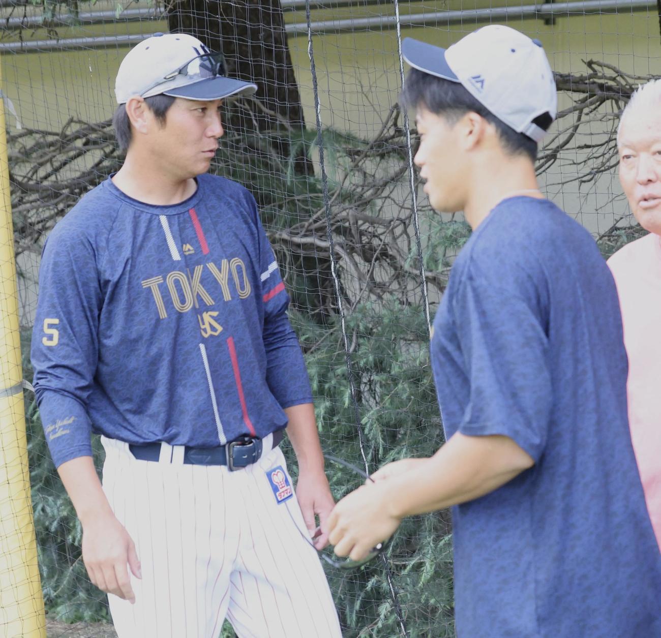 ヤクルト対巨人　試合前練習に臨むヤクルト川端(左)と塩見